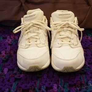 New Balance Womens size 9.5 2E